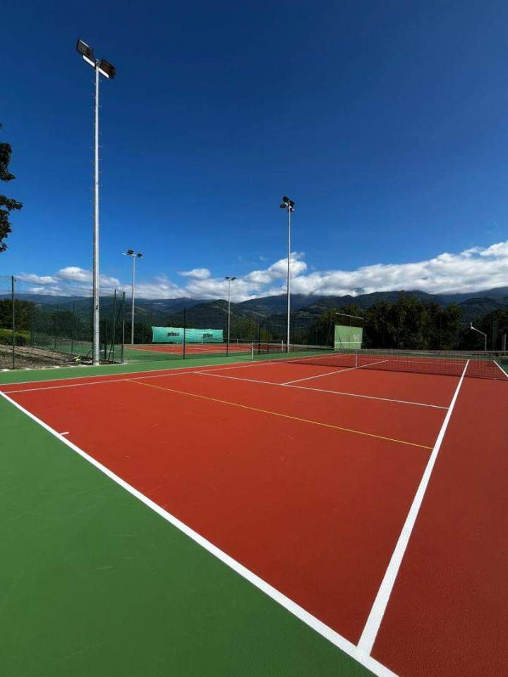 Création de court de tennis en résine synthétique Auvergne Rhône-Alpes