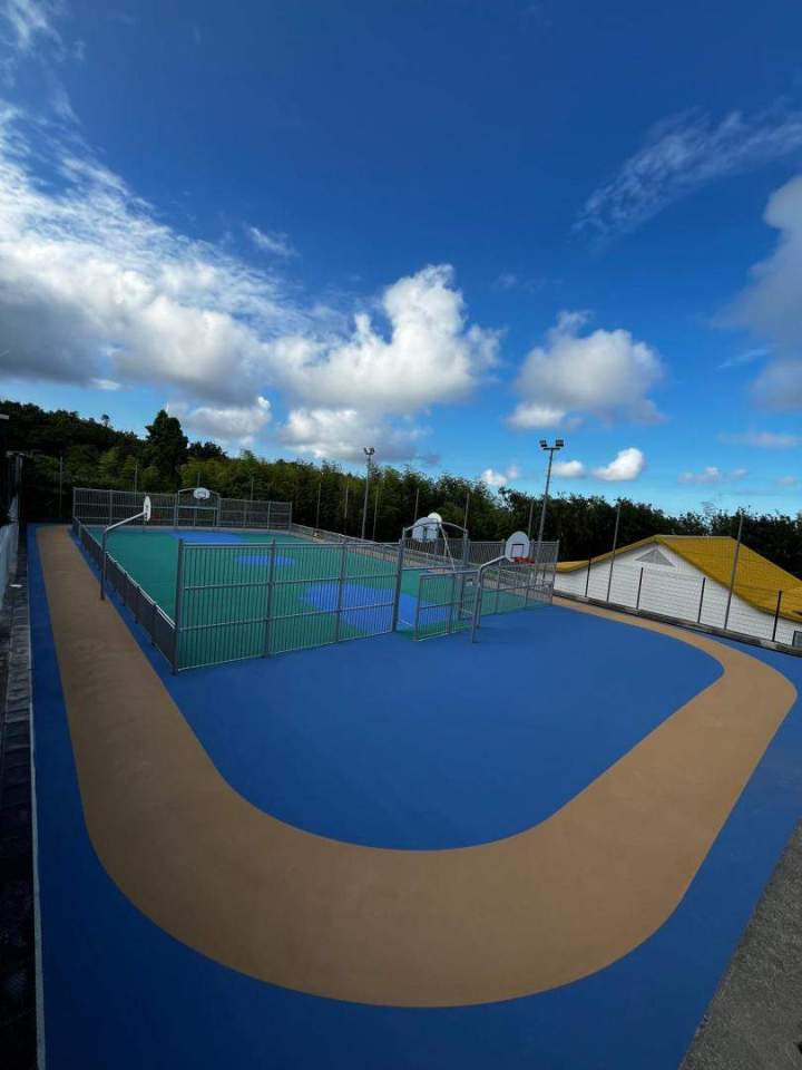 Terrain de tennis en résine synthétiques Auvergne Rhône-Alpes