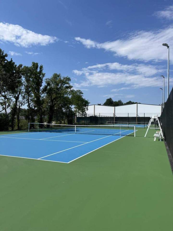 Court de tennis en résine synthétique Auvergne Rhône-Alpes
